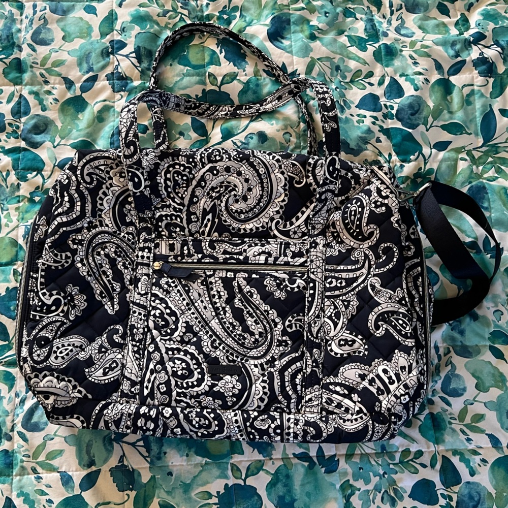 Vera Bradley travel. Large Lay flat duffel. Navy. Twill. EUC. Non-smoking home.